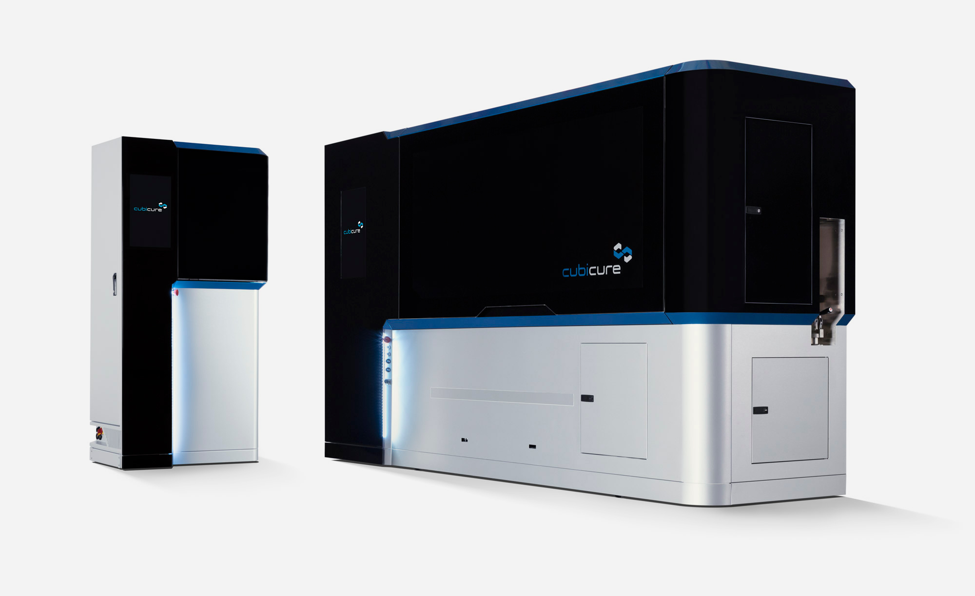 Zwei 3D-Druckanlagen auf weißem Hintergrund. Links die 3D-Druckanlage Caligma für Klein- und Mittelserien, rechts das 3D-Druck-System Cerion für Großserien.