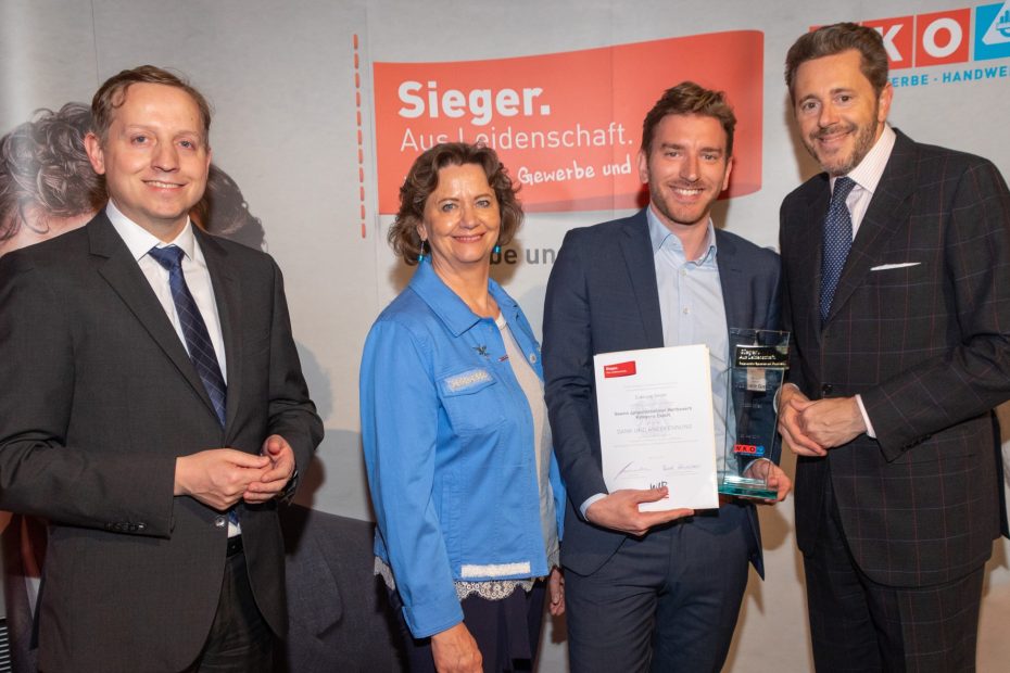 Dr. Robert Gmeiner, CEO of Cubicure, holds the trophy of the award "Sieger.Aus Leidenschaft. 2019" in his hands. Next to him are representatives of the WKO.